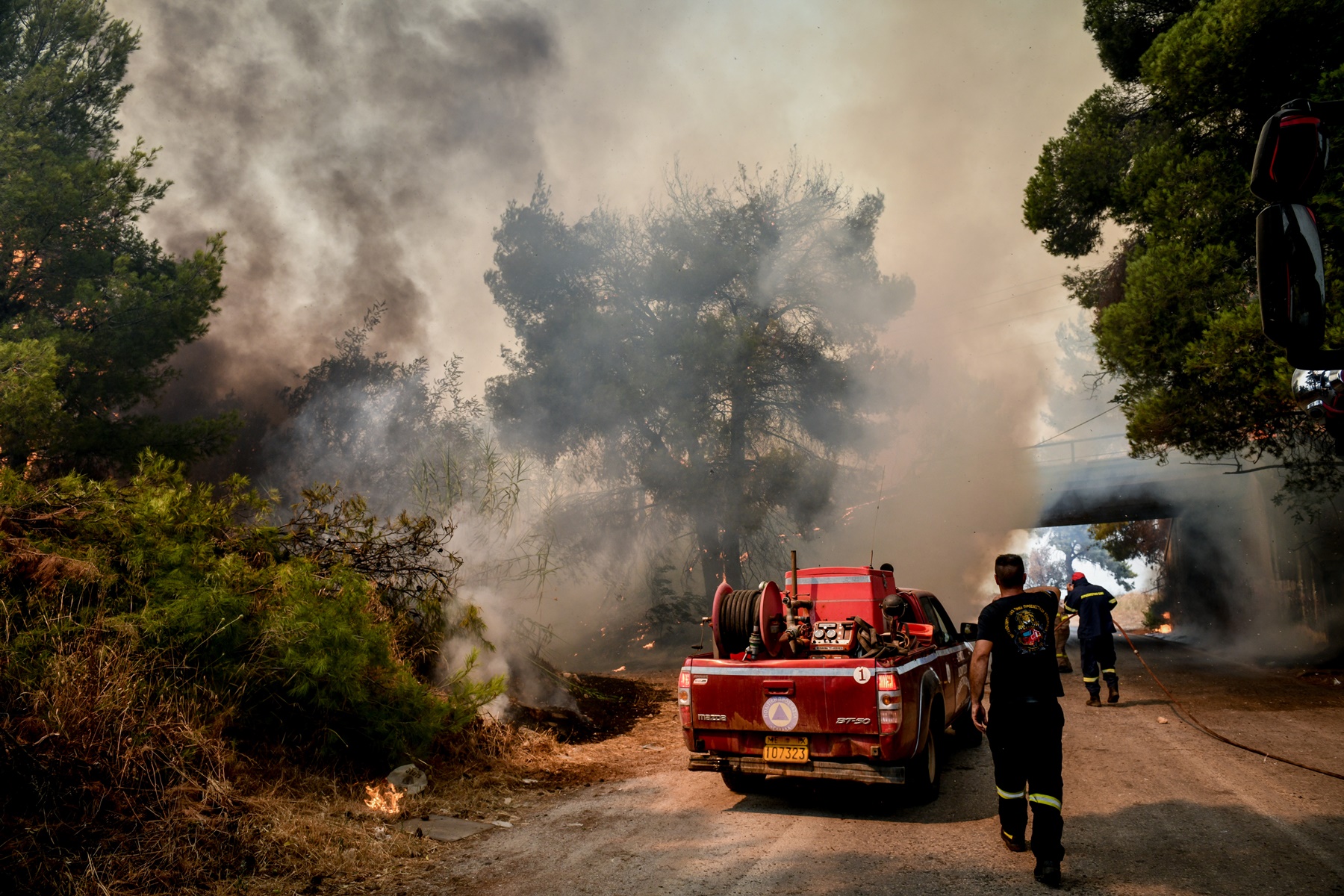 Φωτιά στη Μάνδρα τώρα: Βελτιώθηκε η κατάσταση στο όρος Πατέρα