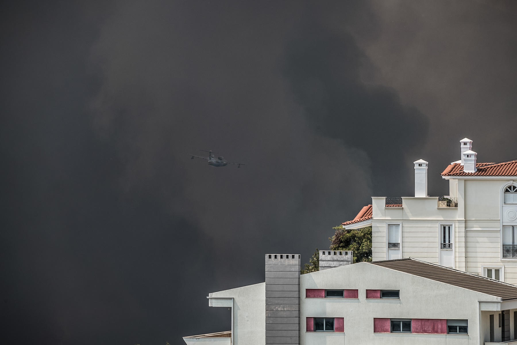 Βαρυμπόμπη τώρα – φωτιά: Καίγονται σπίτια – Εκκενώνονται και οι Θρακομακεδόνες