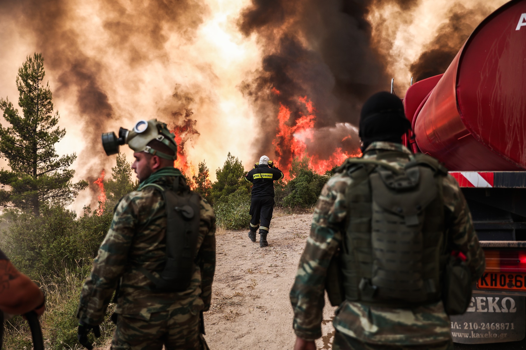 Ντελιβεράς εθελοντής – Βαρυμπόμπη: Ο 45χρονος που μοίραζε νερά και βοήθεια