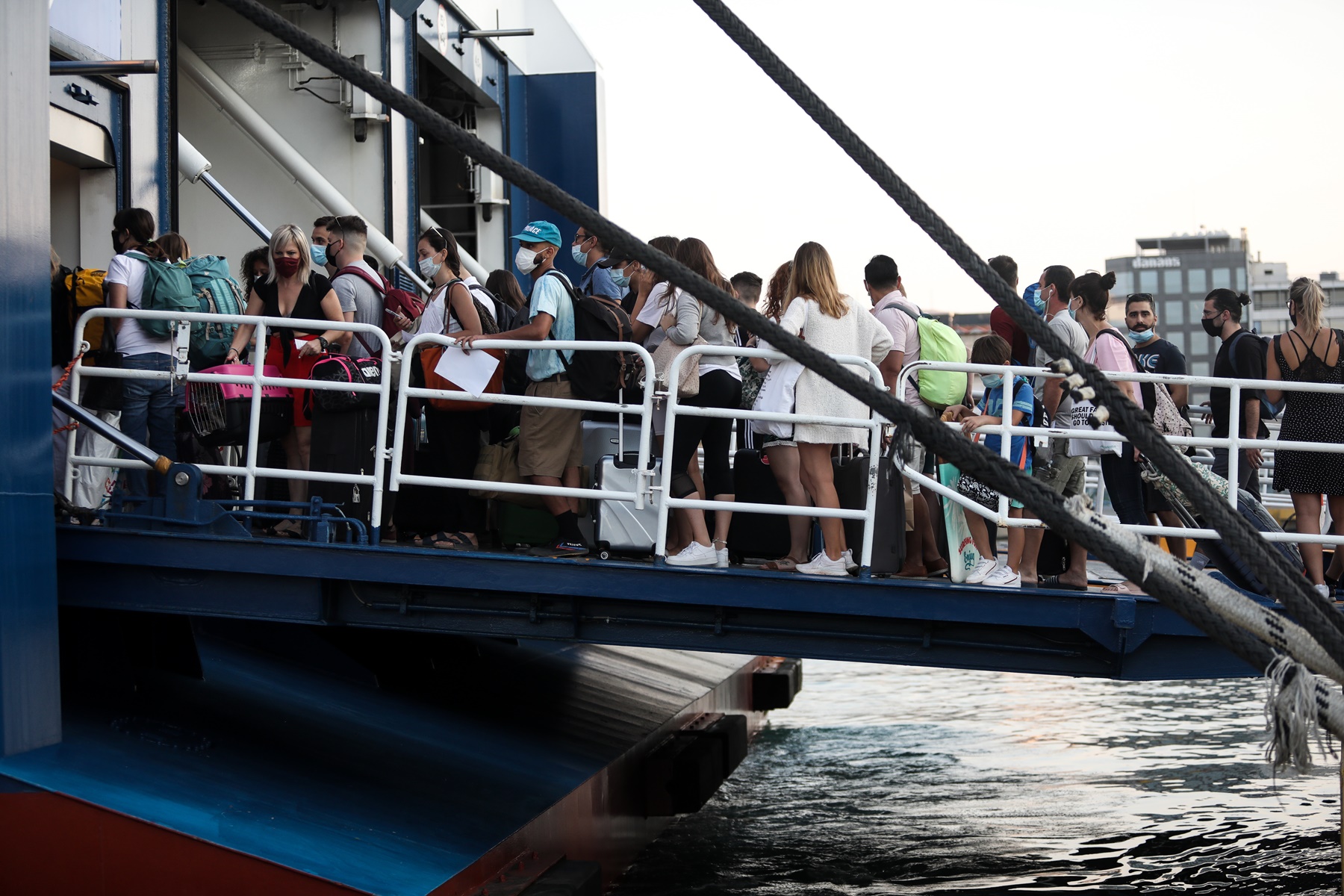 Αδειούχοι – Λιμάνι Πειραιά: Πιτσιρικάδες πρόλαβαν στις… καθυστερήσεις το καράβι