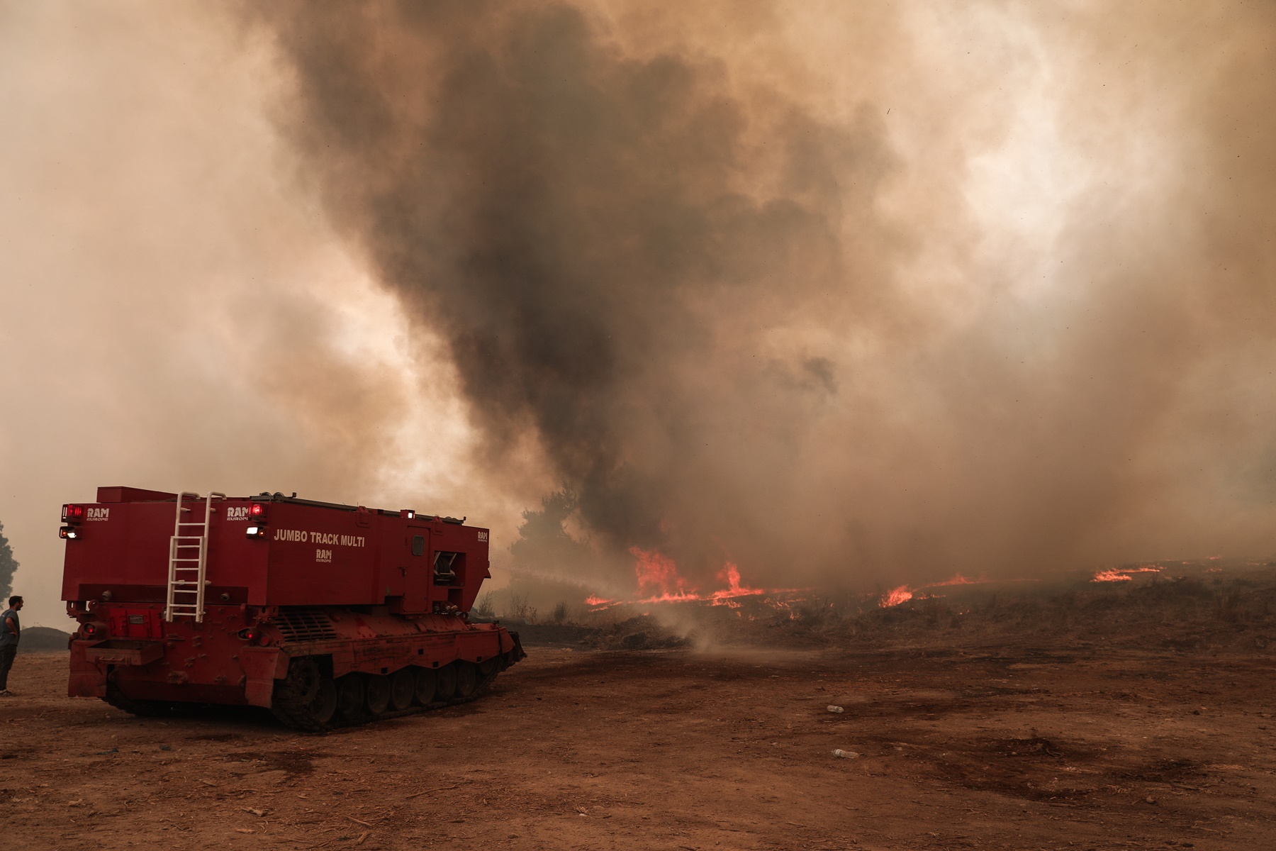 Φωτιά Εύβοια τώρα: Απειλούνται χωριά προς την Ιστιαία και την Αιδηψό