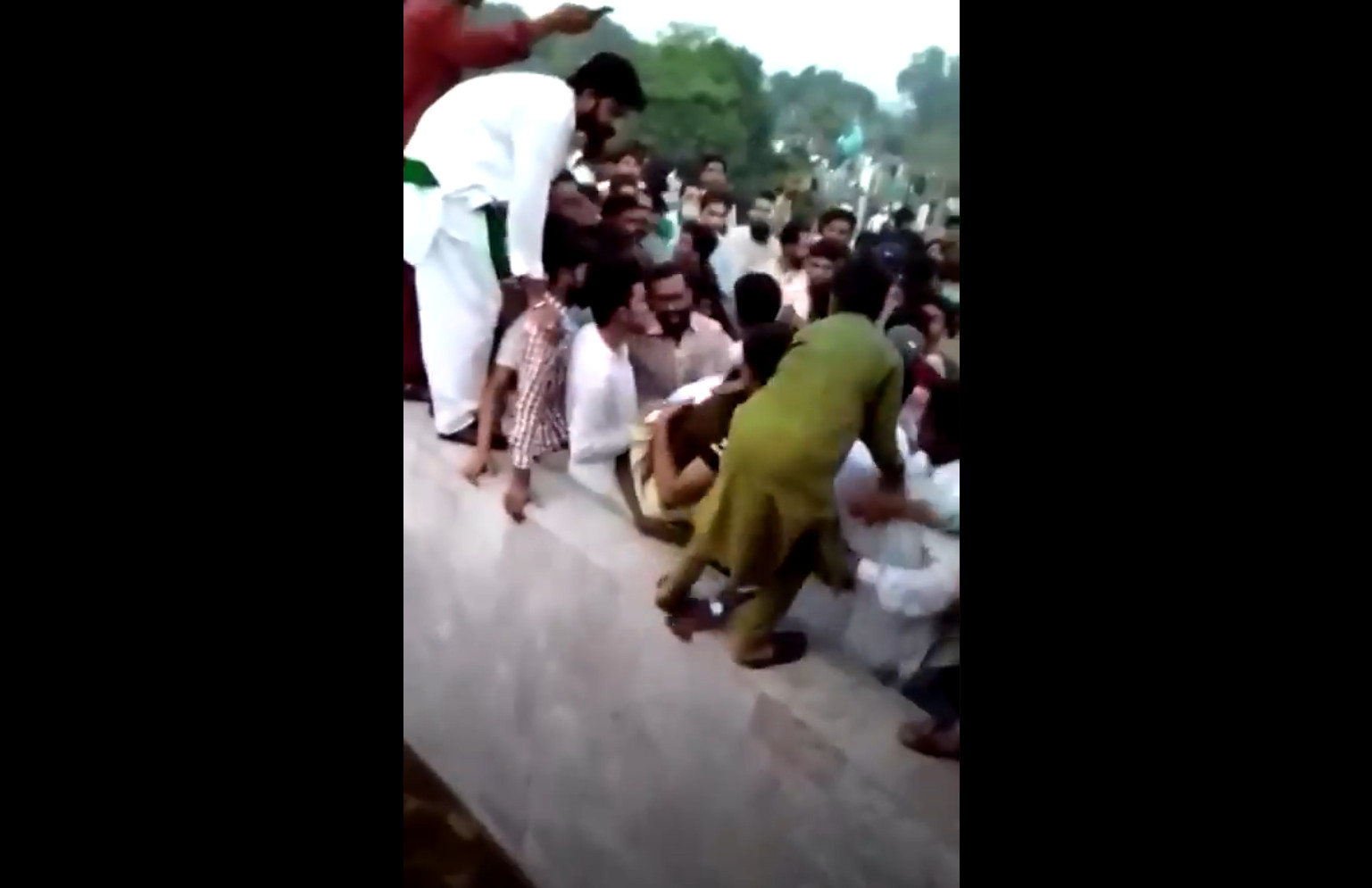 Πακιστάν – σεξουαλική επίθεση: Εκατοντάδες άντρες όρμησαν σε νεαρή (vid)