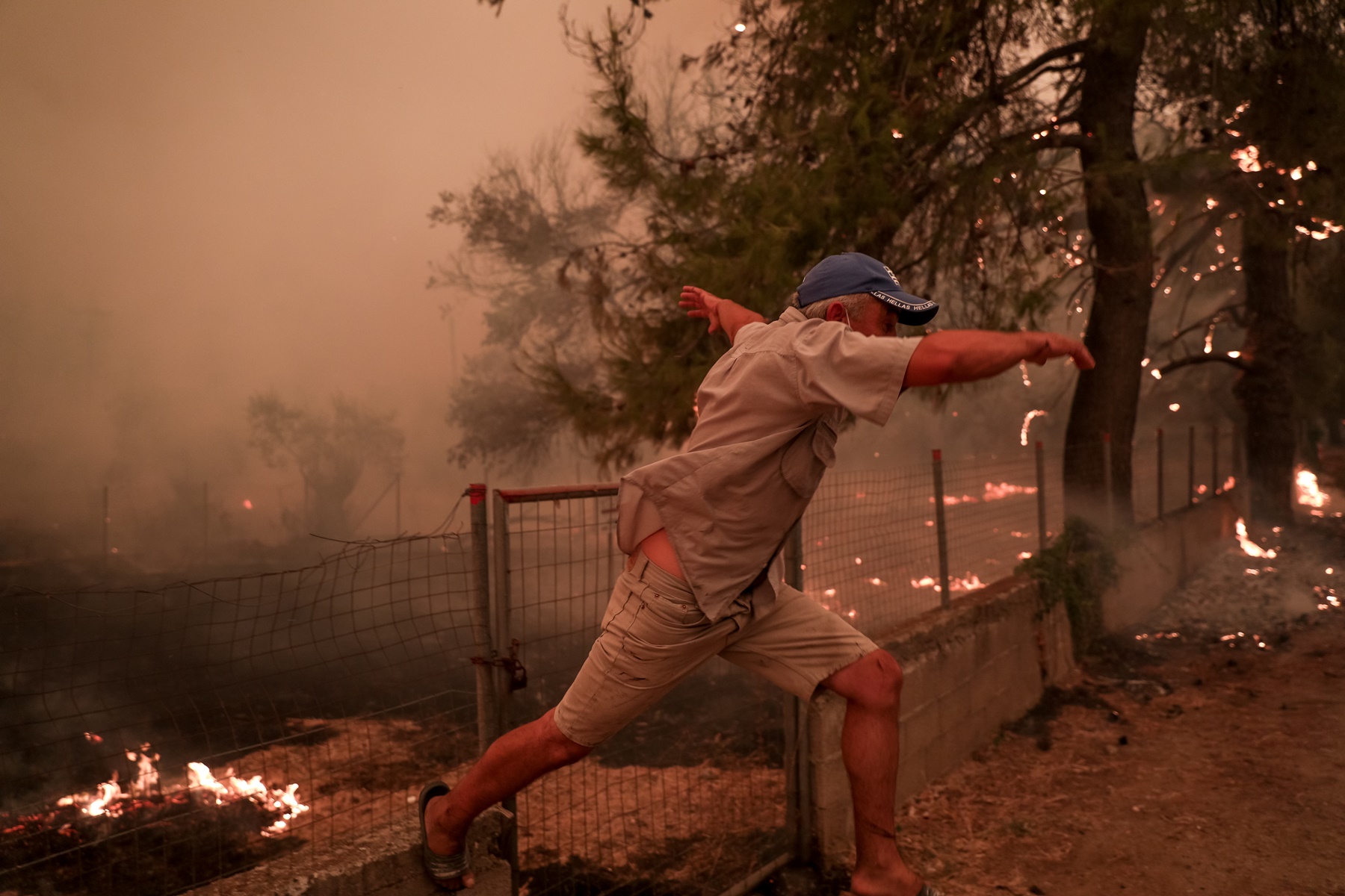 Εύβοια φωτιά τώρα: Aναζωπύρωση στις Γούβες, δύσκολη κατάσταση στο Καστρί