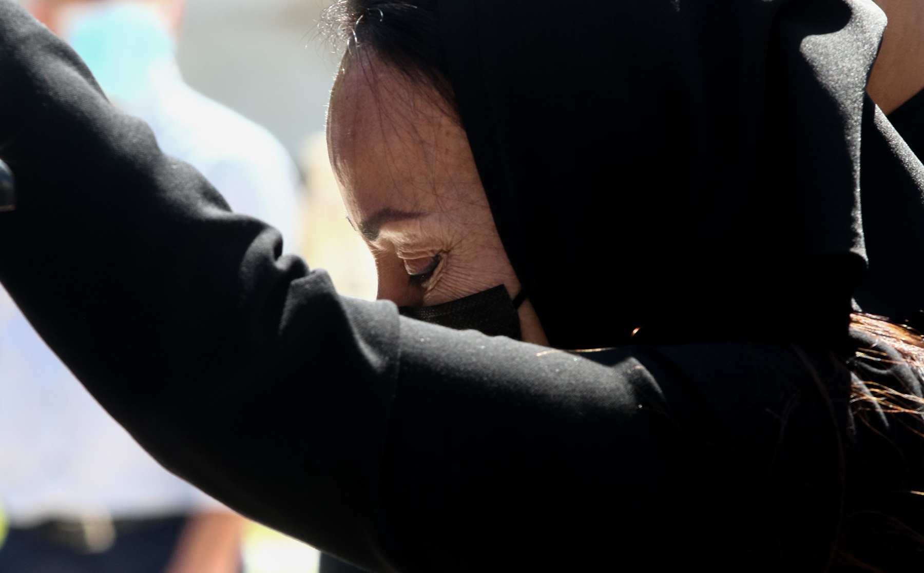 Κηδεία Άκη Τσοχατζόπουλου: Λύγισε η Βίκυ Σταμάτη μπροστά στο φέρετρο