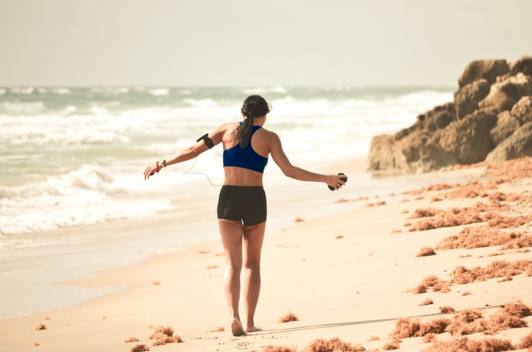 Ασκήσεις στην παραλία: Tips για διασκεδαστική προπόνηση