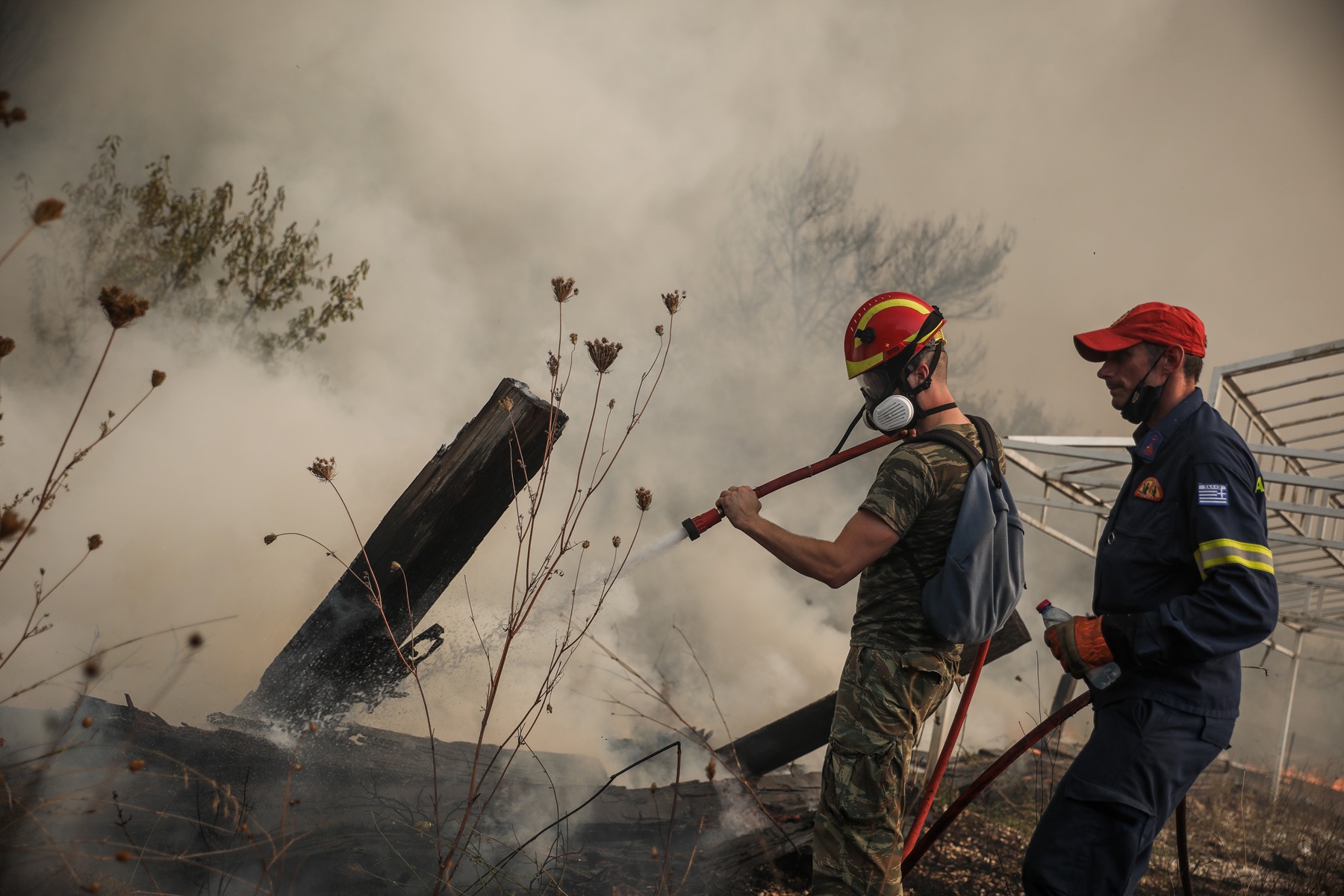 Βαρυμπόμπη τώρα φωτιά: Αναζωπύρωση με συνεχείς εκρήξεις