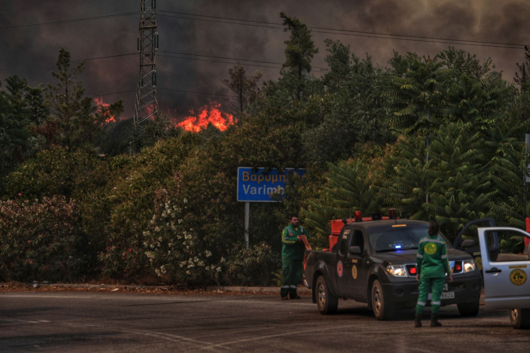 Φωτιά Βαρυμπόμπη τώρα: Ανεξέλεγκτη η πυρκαγιά – Ανοιγοκλείνει η Εθνική