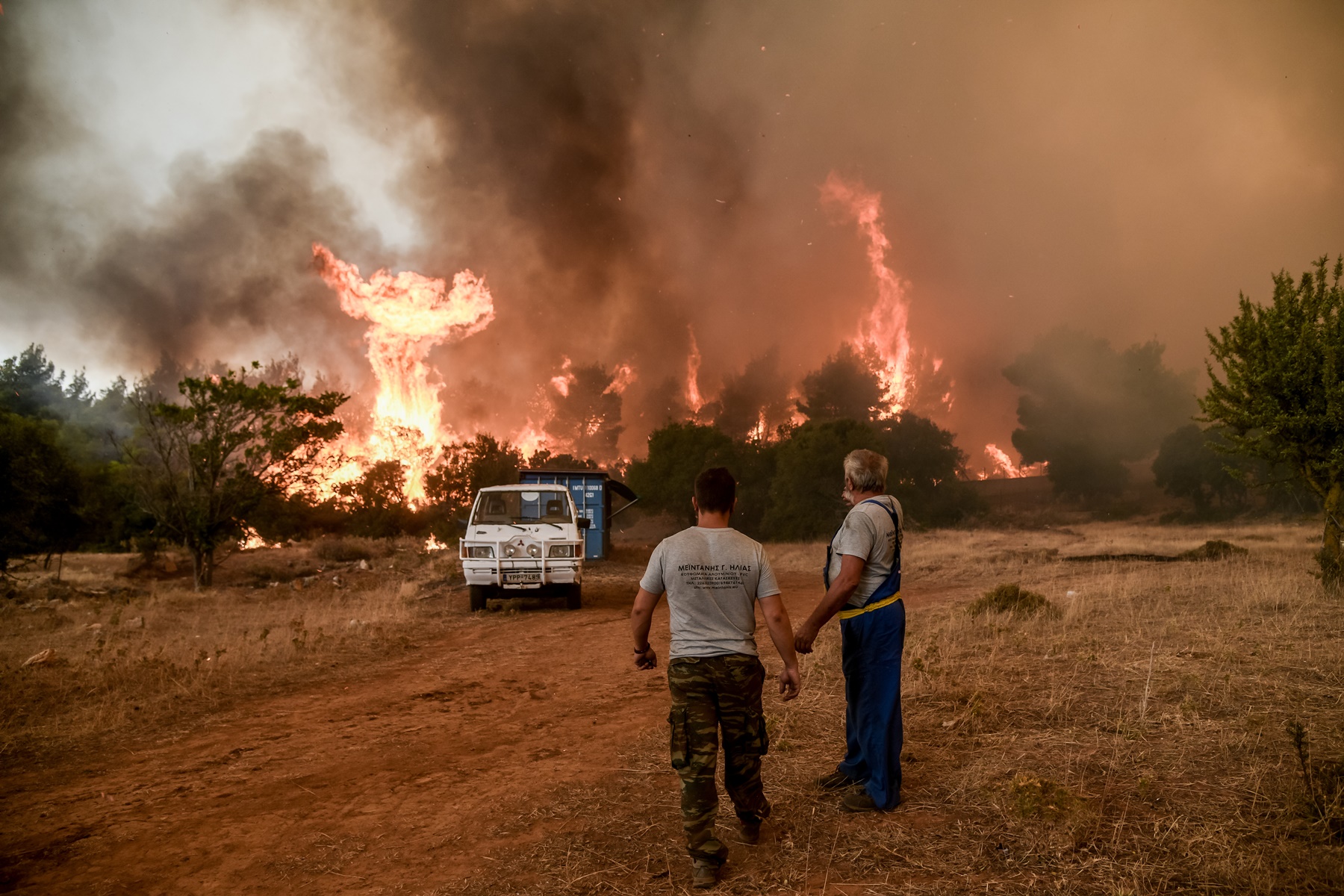 Βίλια φωτιά – Χρυσοχοΐδης: Έχει αποτραπεί η είσοδος της φωτιάς στον οικισμό