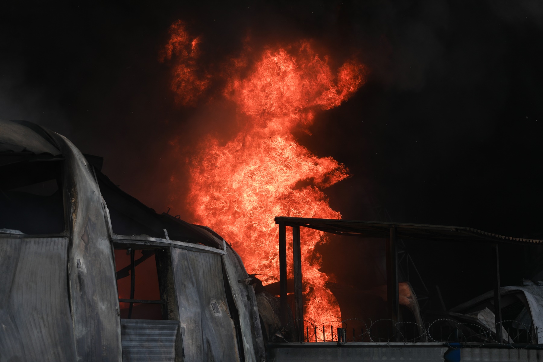 Φωτιά Ασπρόπυργος τώρα: “Μάχη” σε εργοστάσιο ξυλείας