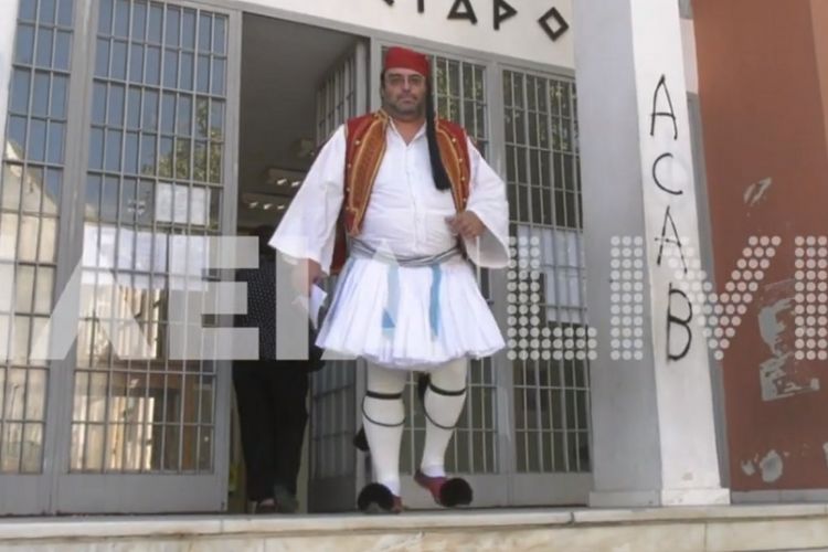 Τσολιάς αρνητής πατέρας: “Καμπάνα” φυλάκισης 14 μηνών με αναστολή