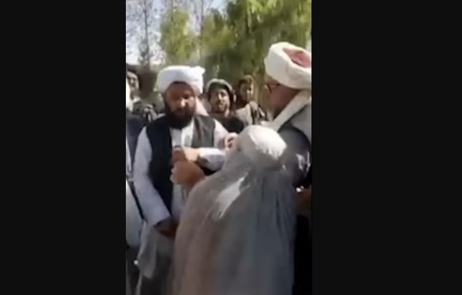 Ταλιμπάν – ξυλοδαρμοί: Χτύπησαν δημοσιογράφο επειδή έπαιρνε συνέντευξη από γυναίκα