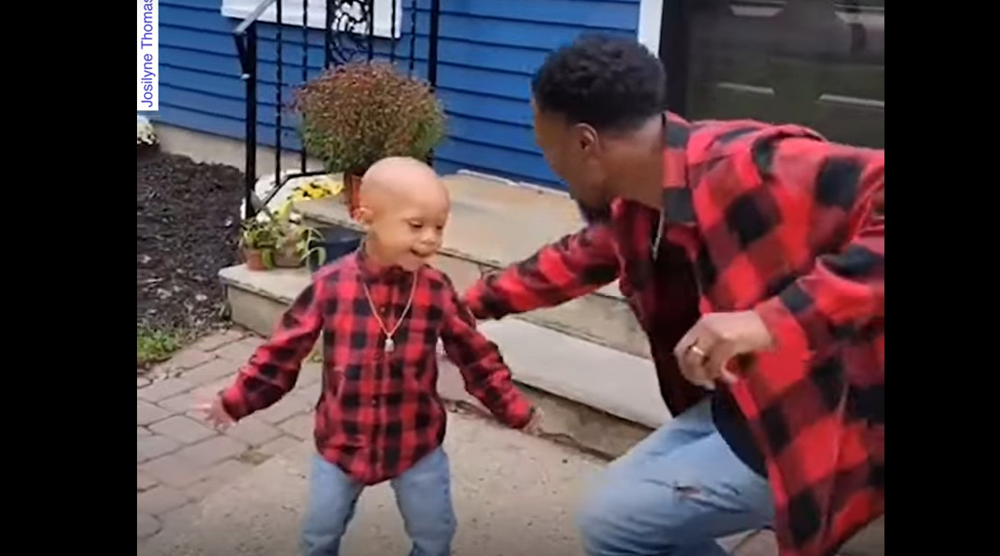 Παιδιά με καρκίνο: Ο απίθανος χορός πατέρα – γιου μετά τη μεγάλη νίκη ζωής!