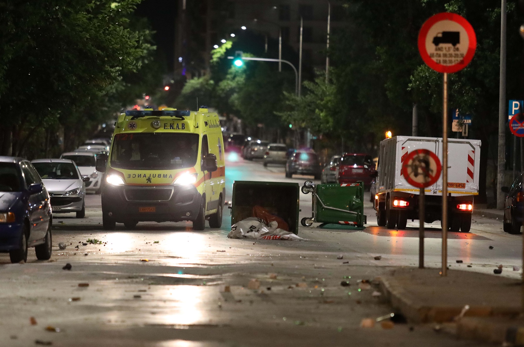 ΑΠΘ επεισόδια: Κουκουλοφόροι επιτέθηκαν σε ΜΑΤ, πετροπόλεμος, δακρυγόνα, καμμένα ΙΧ