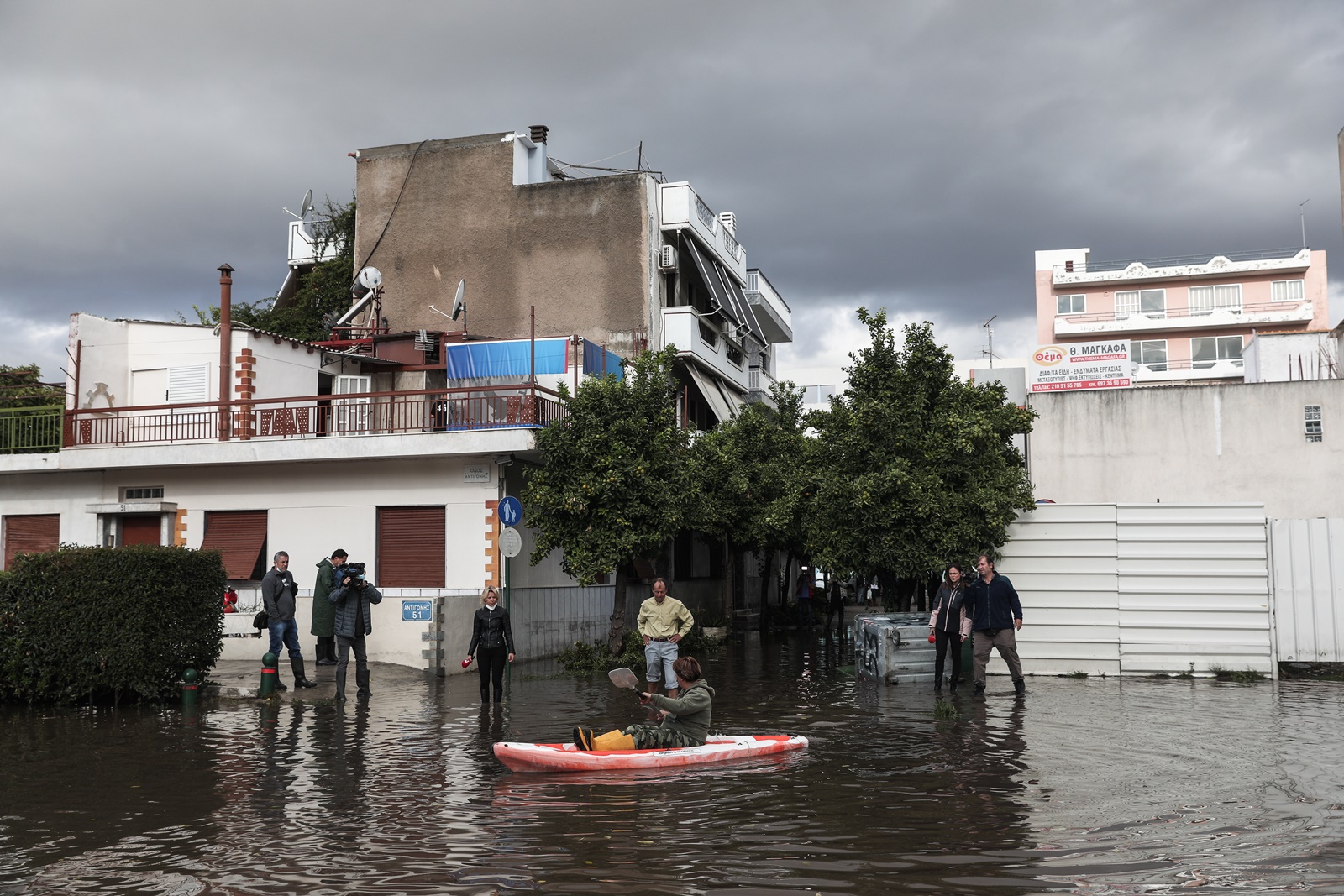 Κανό Κολωνός – κακοκαιρία Μπάλλος: Όταν η απόγνωση… έχει χιούμορ