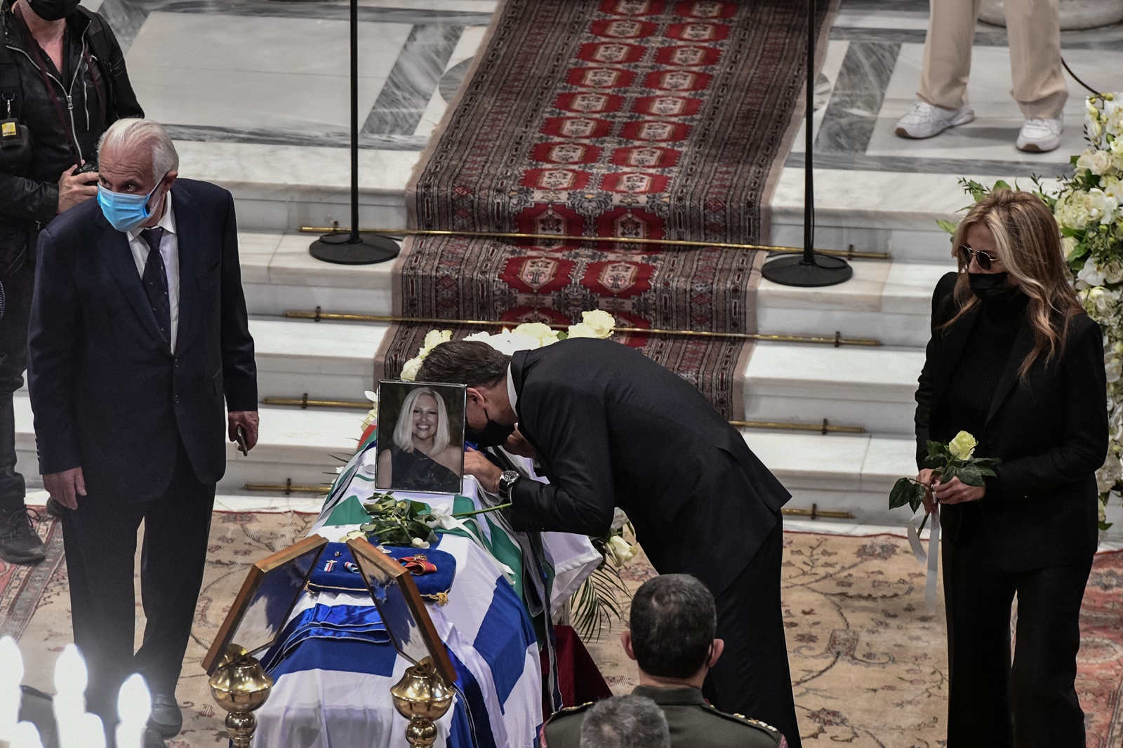 Κηδεία Φώφης – Μητσοτάκης: Με ένα λευκό τριαντάφυλλο ο πρωθυπουργός, συγκλονισμένος