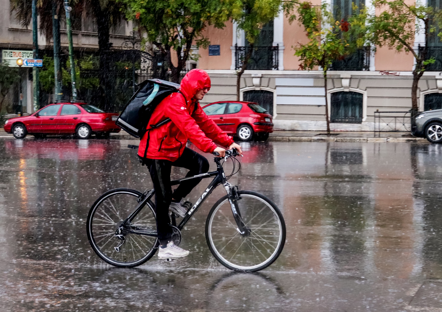 Κακοκαιρία Μπάλλος τώρα: Πού έχει διακοπεί η κυκλοφορία – Ποτάμια οι δρόμοι στον Πειραιά