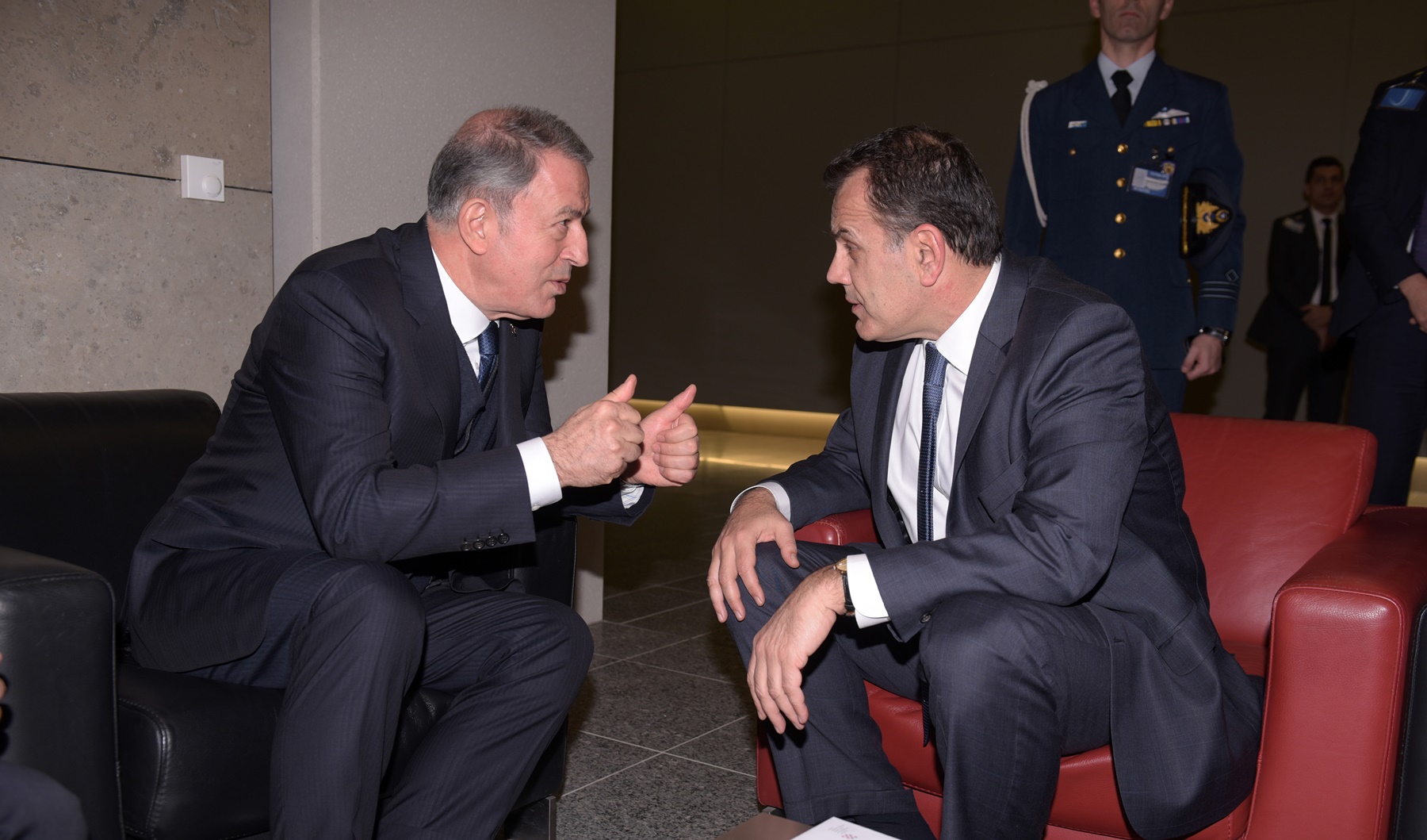 Ακάρ – Παναγιωτόπουλος: Απρόσμενη συναντηση στη Σύνοδο του ΝΑΤΟ