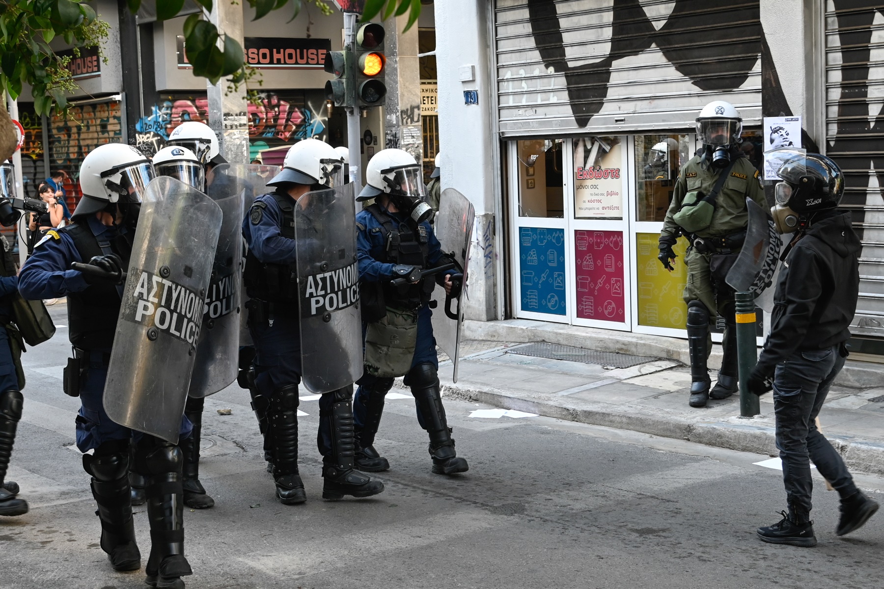 ΑΣΟΕΕ επεισόδια τώρα: Κουκουλοφόροι άναψαν φωτιές, έστησαν οδοφράγματα