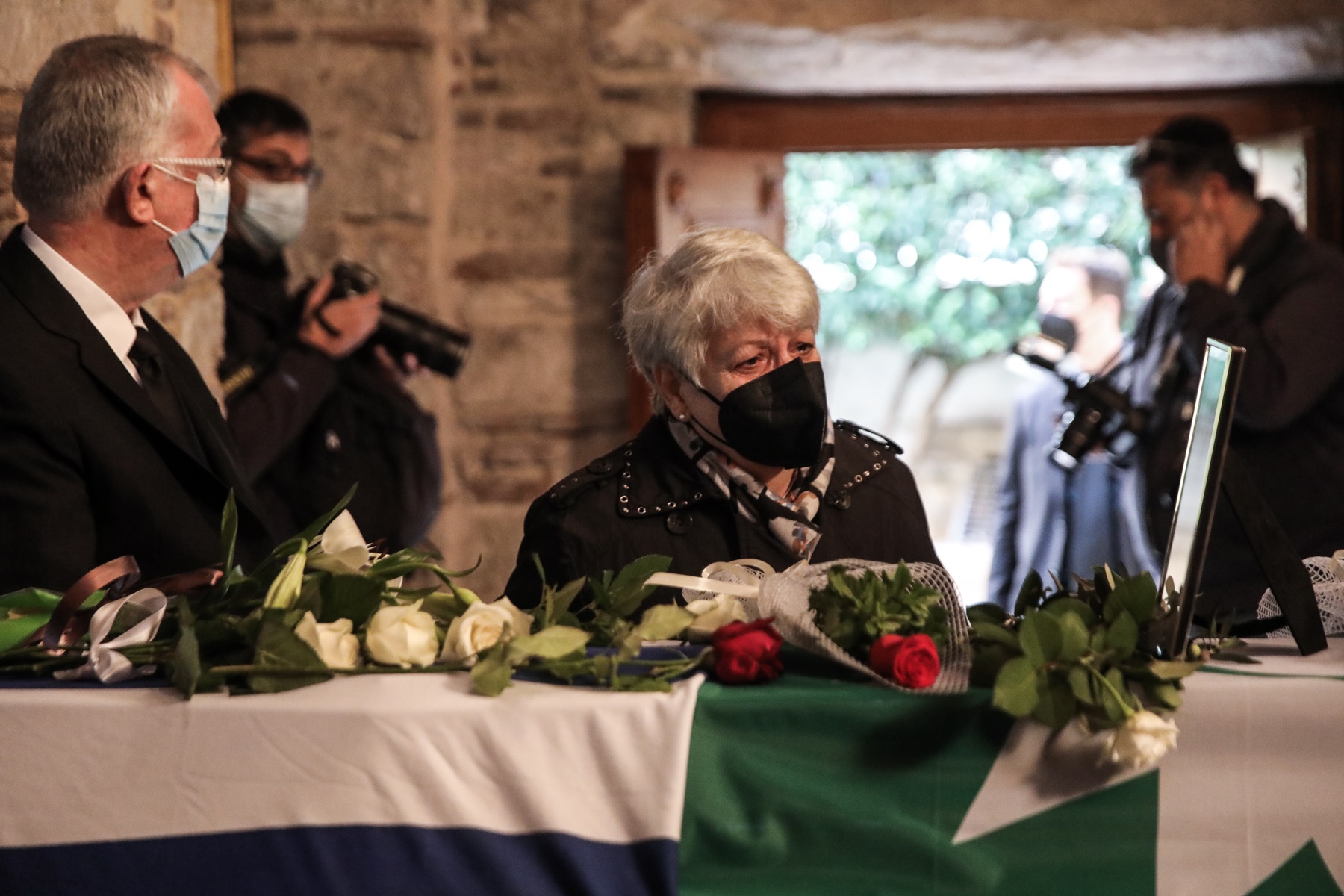 Μητρόπολη Αθηνών live – Φώφη Γεννηματά: Με δάκρυα στα μάτια και ένα λουλούδι το «τελευταίο αντίο»
