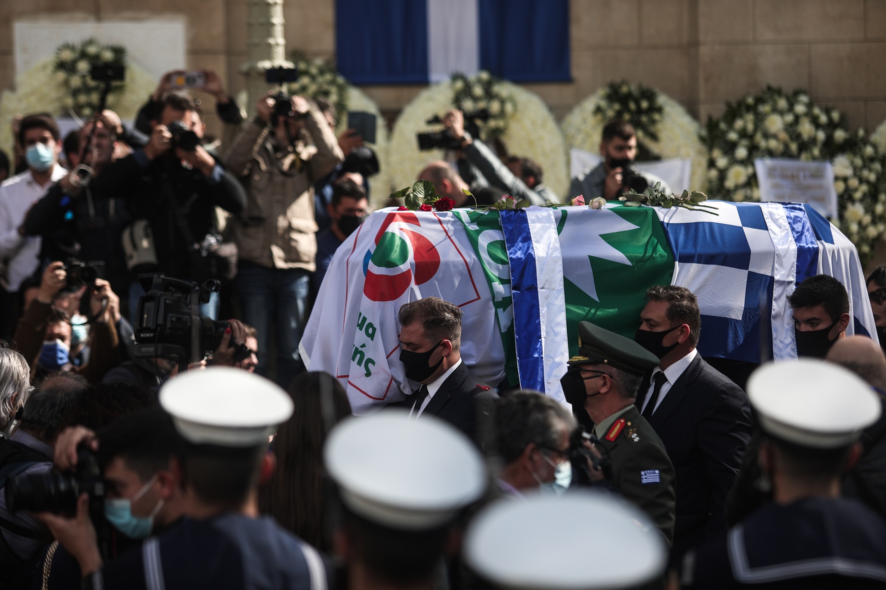 Κηδεία Φώφης Γεννηματά – LIVE: Οδύνη στη Μητρόπολη, πλήθος κόσμου για το τελευταίο αντίο