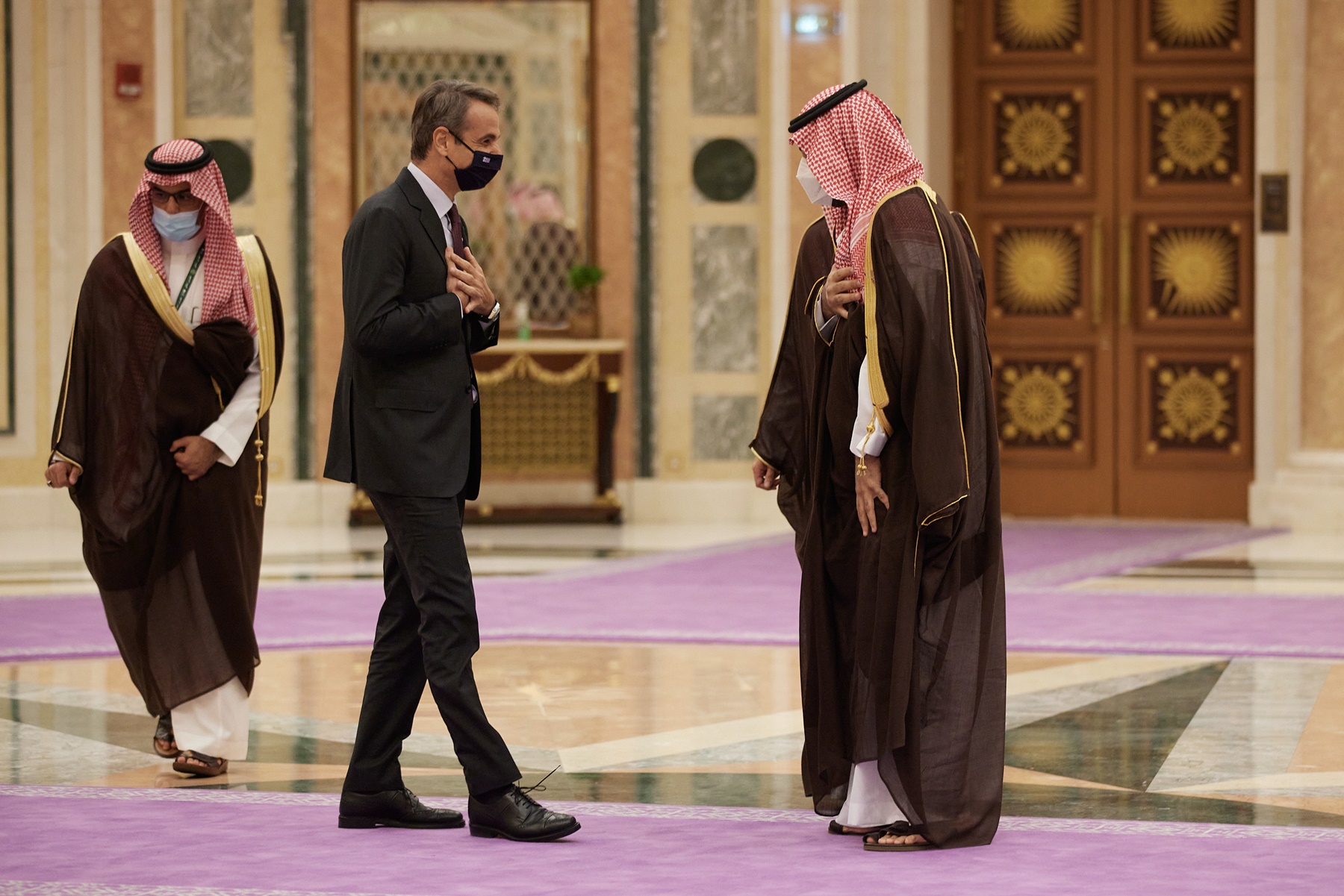 Μητσοτάκης – Σαουδική Αραβία: Συνάντηση με τον πρίγκιπα διάδοχο και πρωθυπουργό του Μπαχρέιν