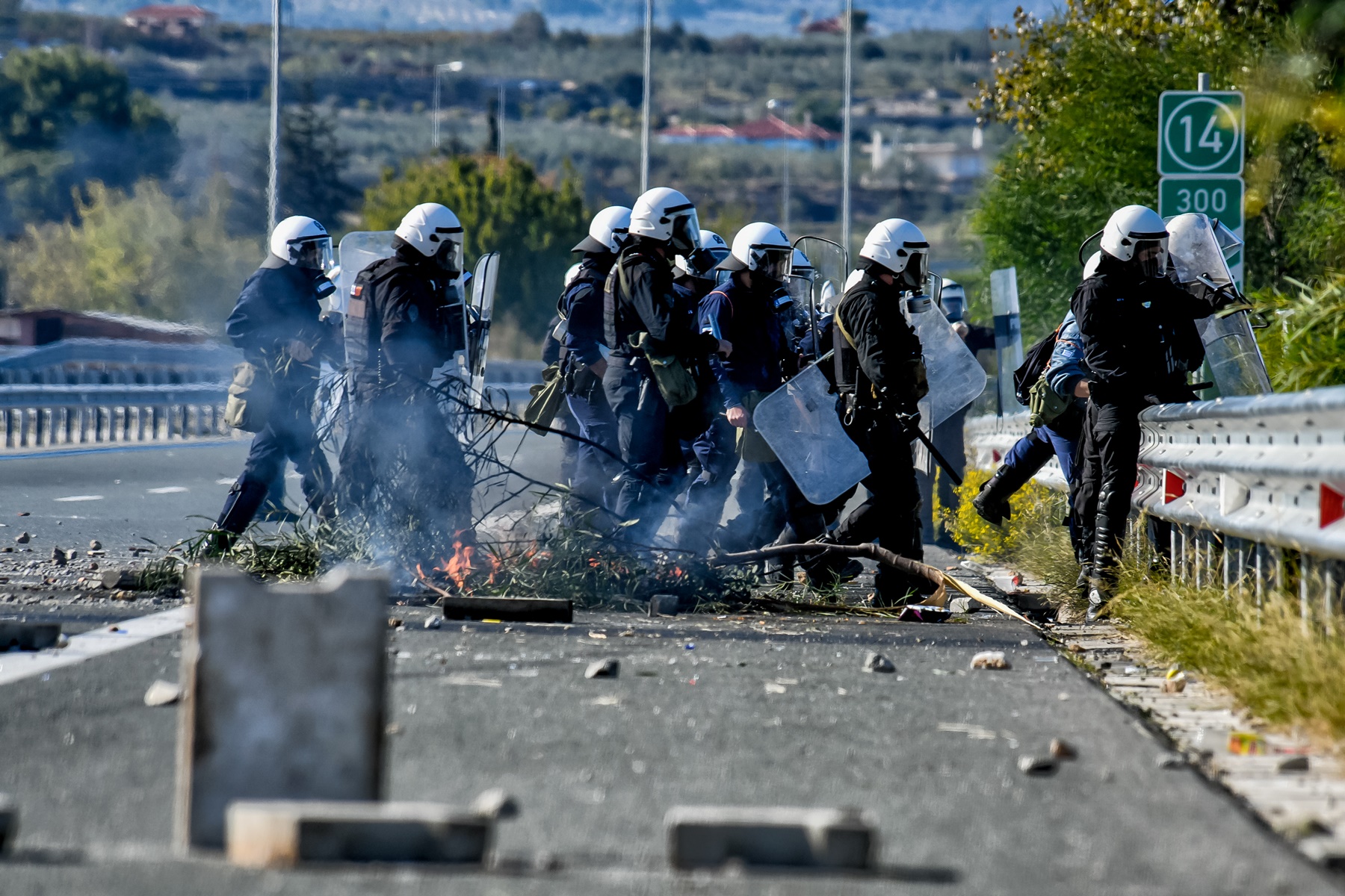 Ρομά επεισόδια – Πέραμα: Επιθέσεις, πετροπόλεμος και οδοφράγματα μετά την καταδίωξη