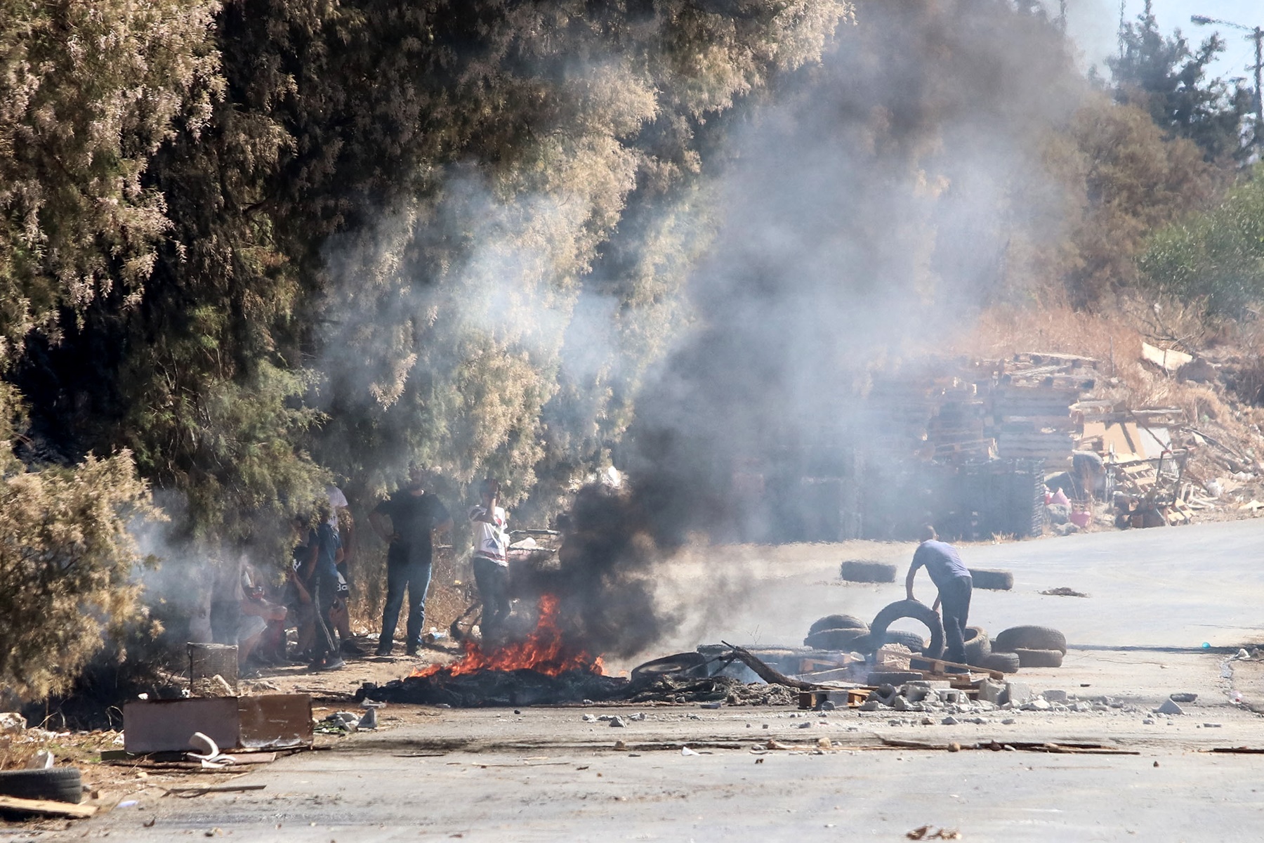 Ρομά Ασπρόπυργος: Έκλεισαν την Αττική Οδό – Διαμαρτύρονται για το Πέραμα