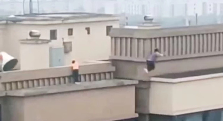 Αγοράκια σε ουρανοξύστες: Τρομακτικό βίντεο από την Κίνα