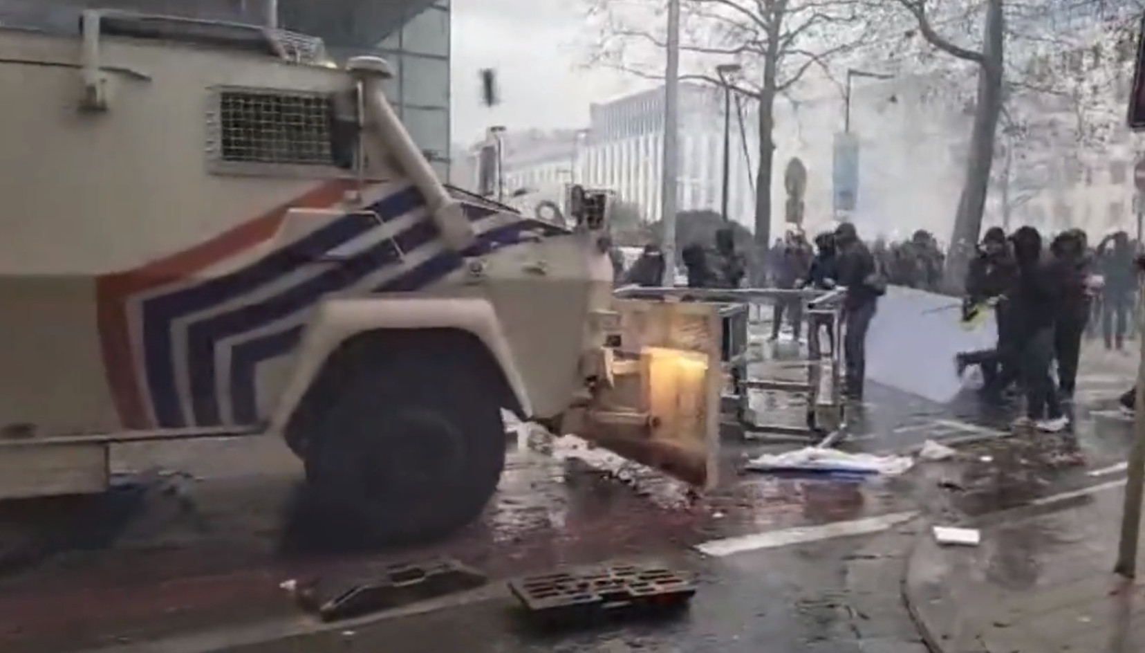 Βρυξέλλες επεισόδια – κορονοϊός: Συμπλοκή των αστυνομικών με διαδηλωτές για τα νέα μέτρα