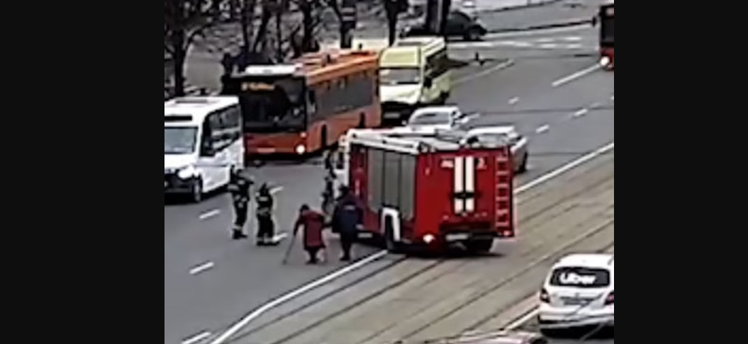 Viral βίντεο: Πυροσβέστες κλείνουν την κυκλοφορία για να περάσει ηλικιωμένη