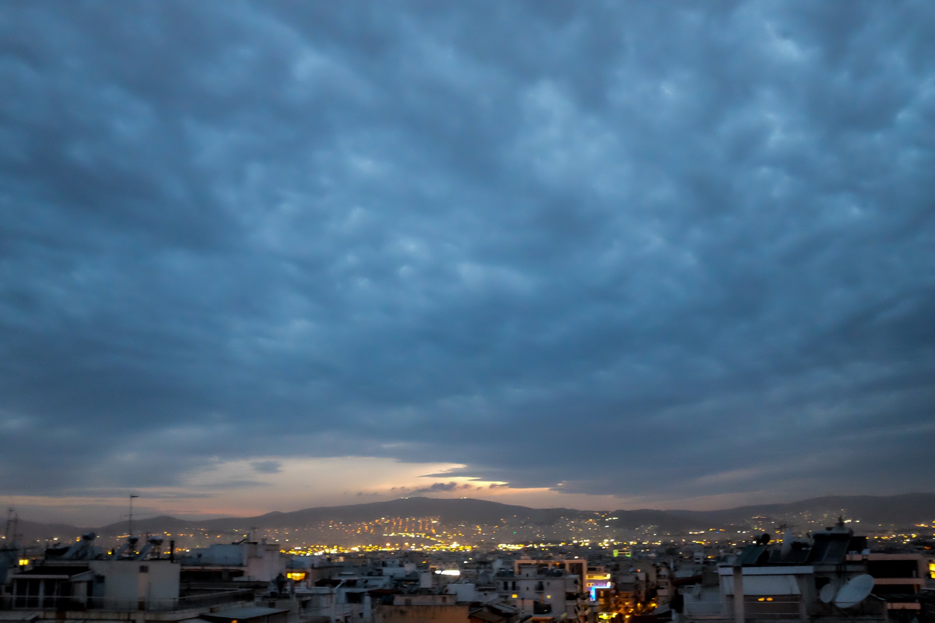 Καιρός σήμερα: Νοέμβριος με… δόντια