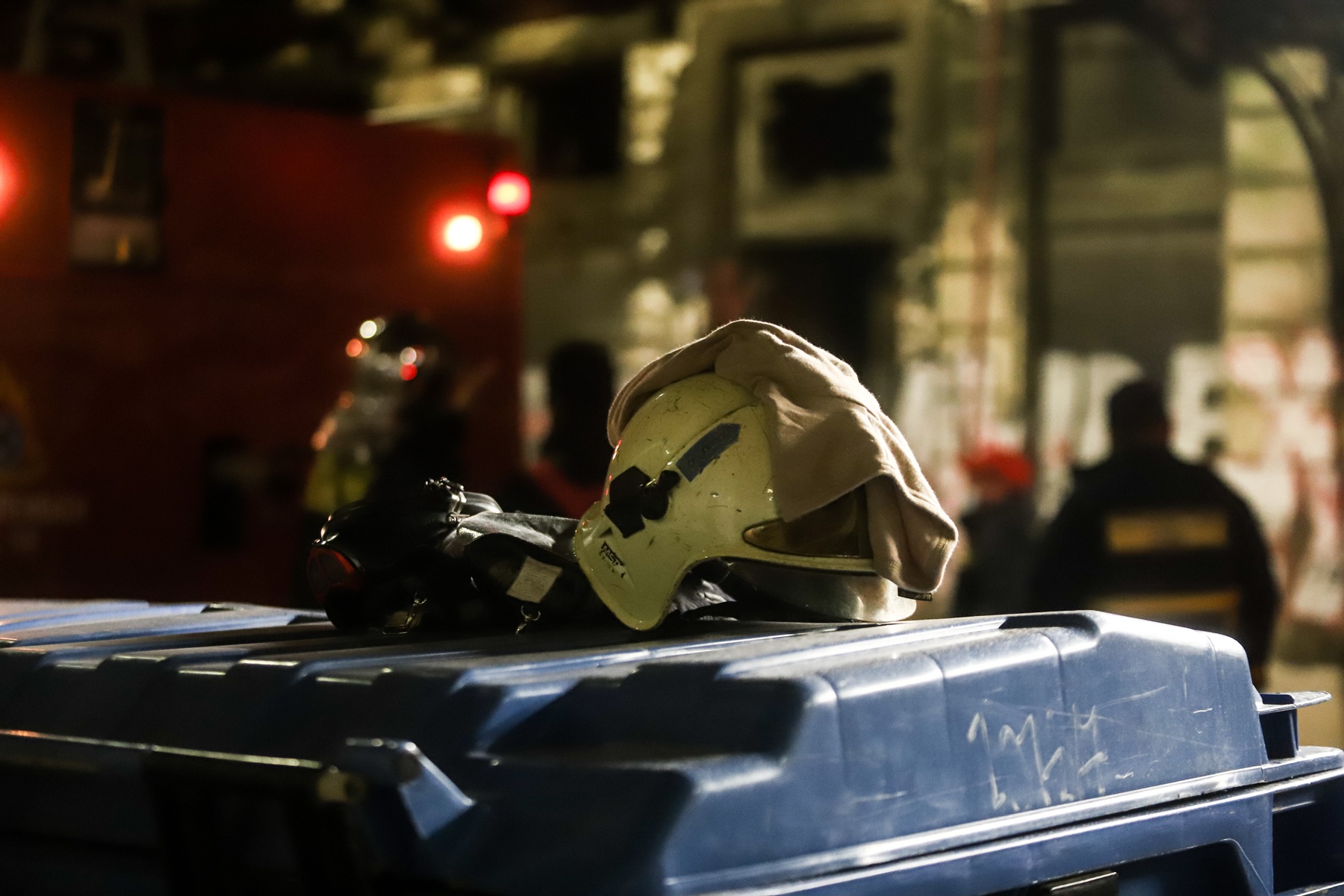 Φωτιά στη Χαλκίδα: Δύσκολη νύχτα με εκρήξεις