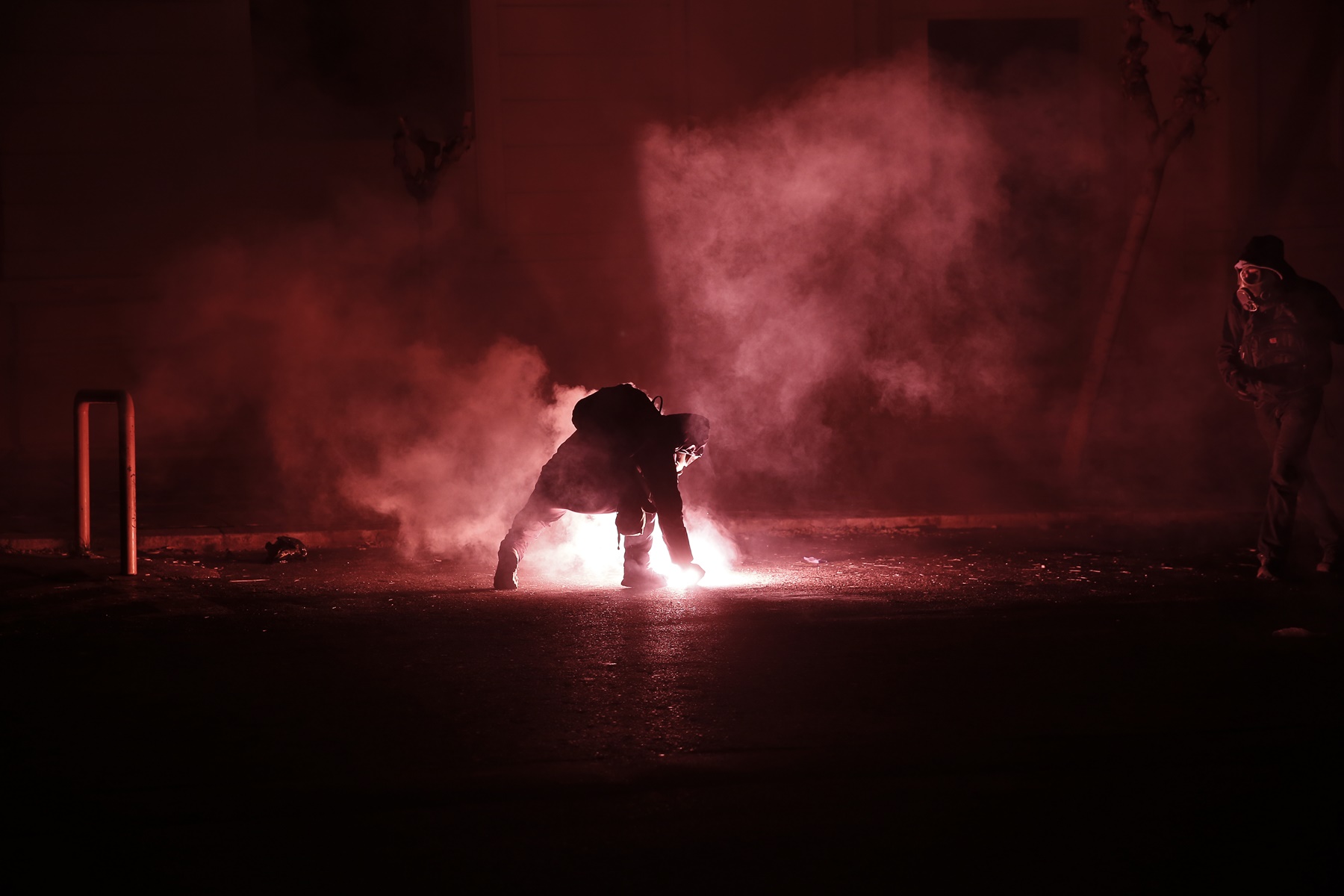 Ρίψη μολότοφ – φυλακή: Η πρώτη προσωρινή κράτηση δυνάμει του νέου ΠΚ