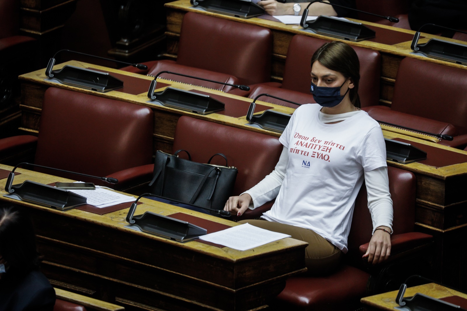 Μαρία Απατζίδη – μπλουζάκι: Η βουλευτής του ΜέΡΑ25 που ξεσήκωσε τη Βουλή