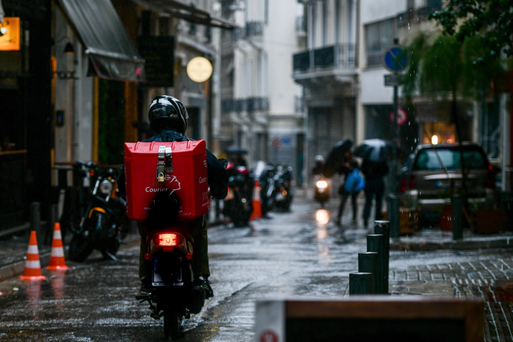 Ντελιβεράς – δυστύχημα Θεσσαλονίκη: Βίντεο ντοκουμέντο δείχνει πώς παρασύρθηκε