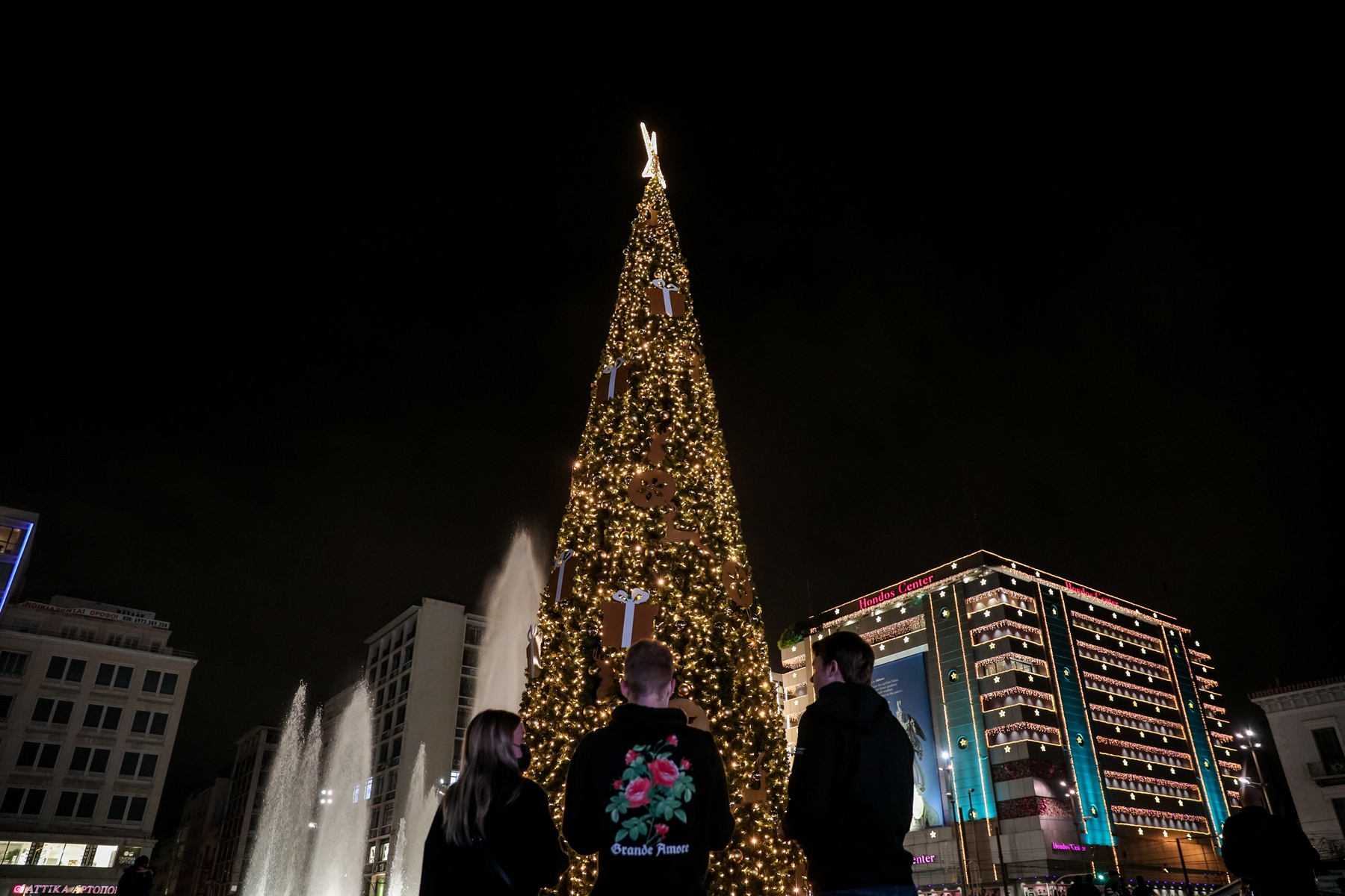 Ομόνοια στολισμός – χριστουγεννιάτικο δέντρο: Φωταγωγήθηκε η πλατεία