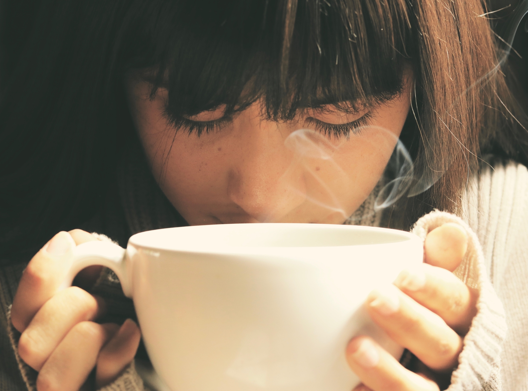Ντεκαφεϊνέ καφές: Όλα όσα πρέπει να γνωρίζεις για την καφεΐνη που περιέχει