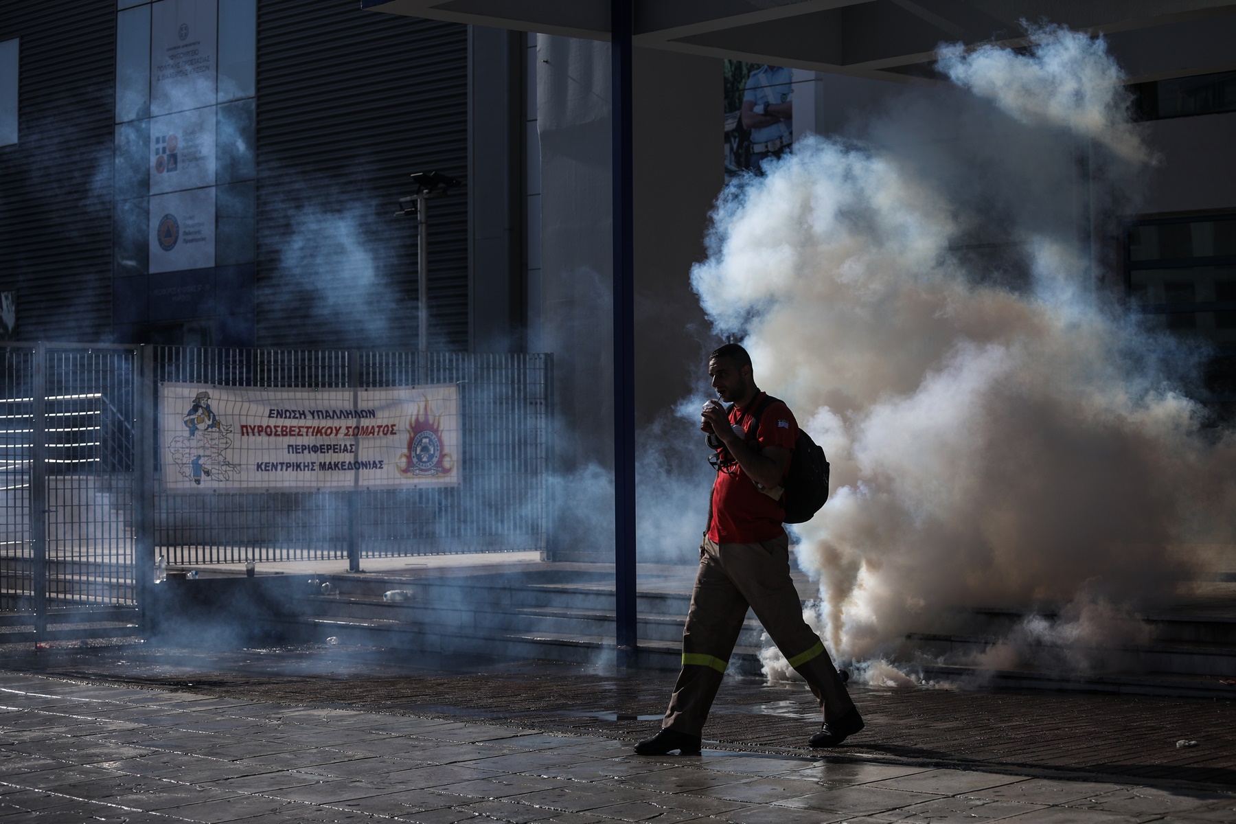 Επεισόδια στο Μαρούσι – πυροσβέστες: Καταγγελία για ακρωτηριασμό από κρότου λάμψης των ΜΑΤ