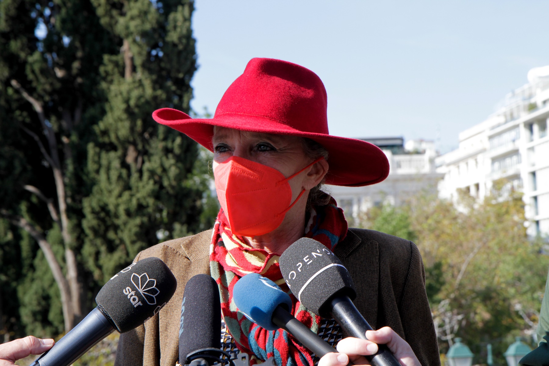 Βαξεβάνης – Ολλανδή δημοσιογράφος: Με κόκκινο καπέλο και κόκκινη μάσκα