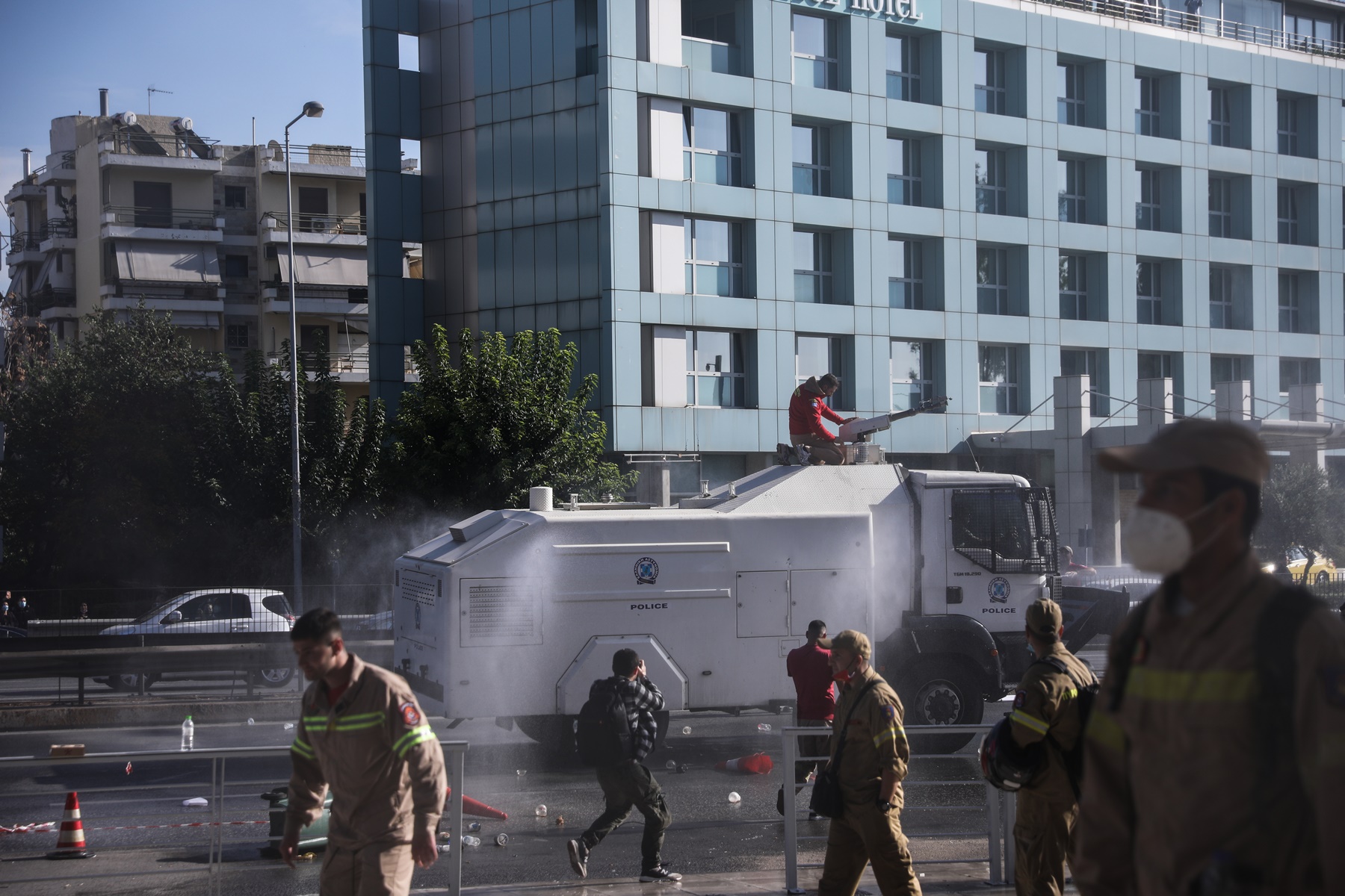Πυροσβέστες – διαδήλωση: Επεισόδια με την αστυνομία στο Υπουργείο Πολιτικής Προστασίας