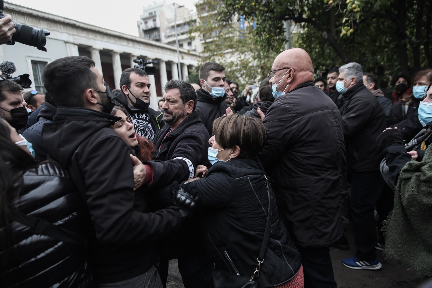 Ξύλο στο Πολυτεχνείο: Δεν άφησαν βουλευτές να καταθέσουν στεφάνια