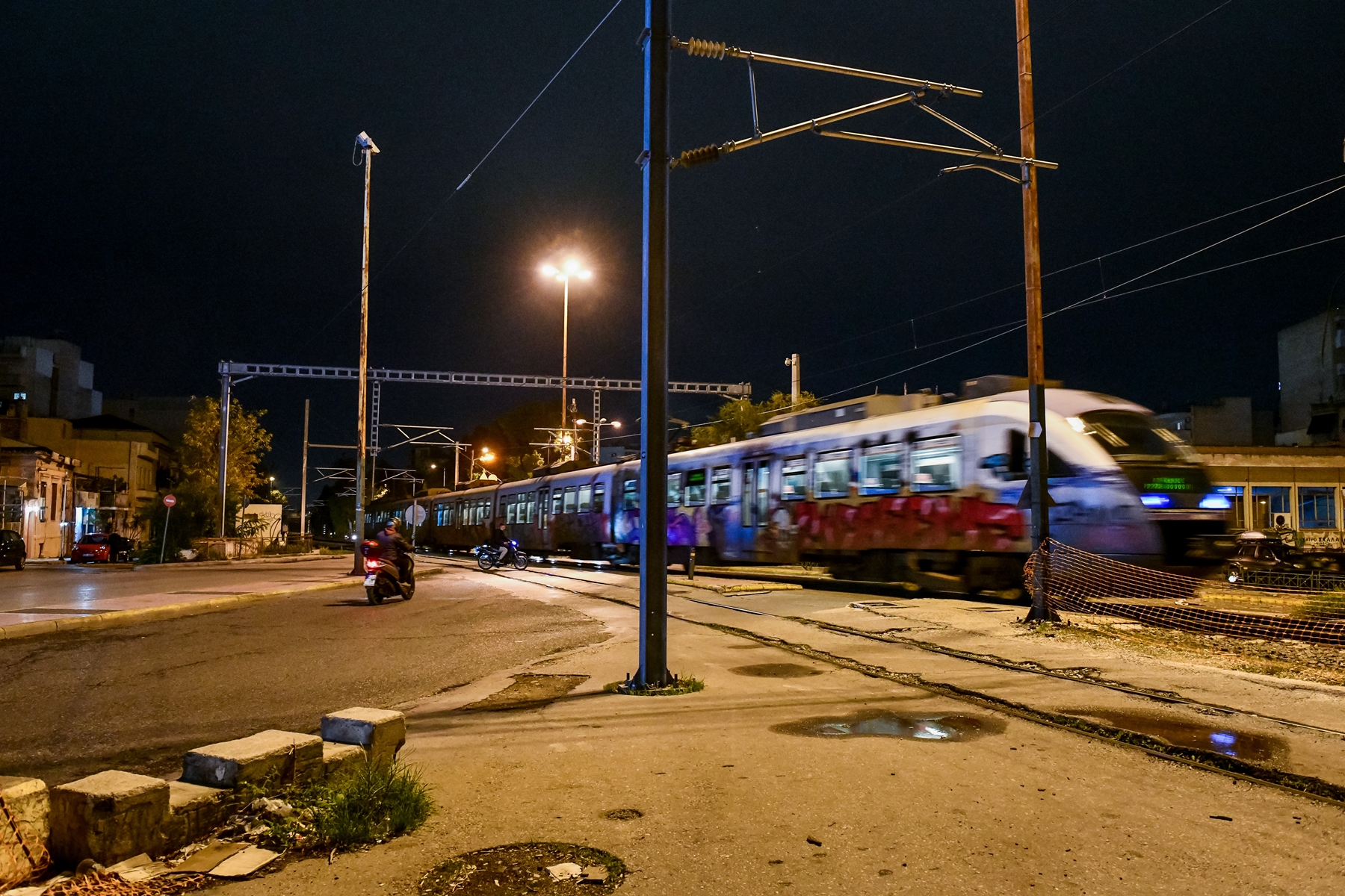 Δυστύχημα στον προαστιακό: Πέθανε η γυναίκα που παρασύρθηκε από τρένο στην Κωνσταντινουπόλεως