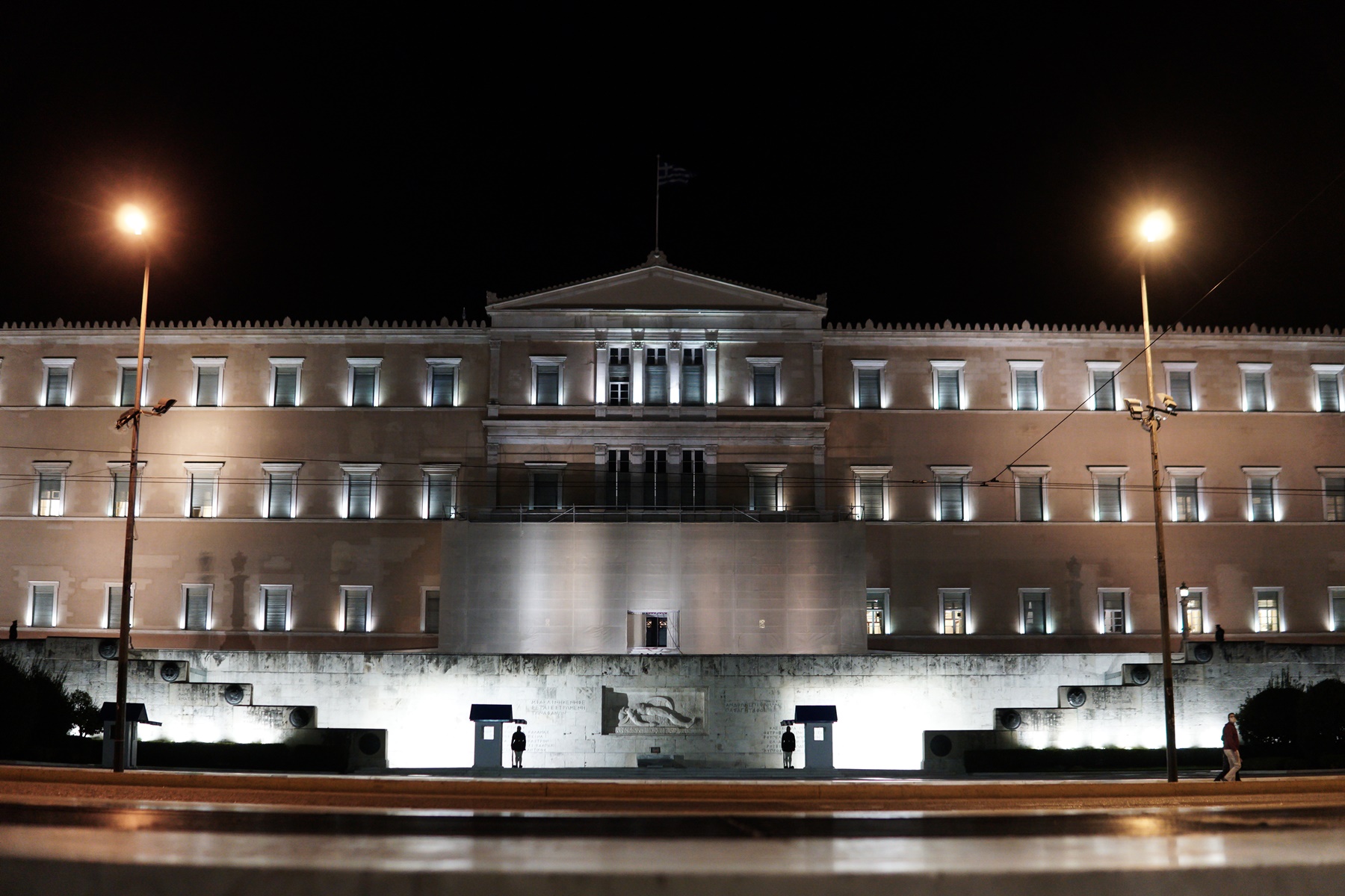 Τροχαίο έξω από τη Βουλή: Παράσυρση πεζού από ταξί