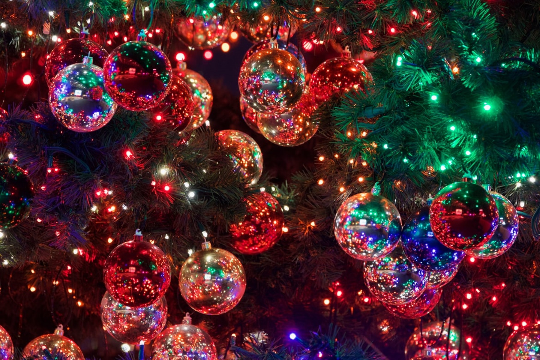 Χριστουγεννιάτικο δέντρο – στολισμός: Τρεις τρόποι για να είναι υπέρλαμπρο χωρίς πολλά λαμπάκια