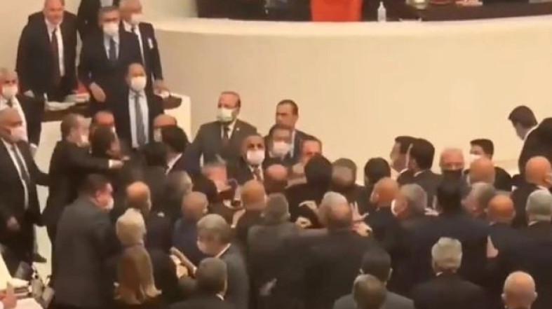 Ξύλο στην τουρκική βουλή: Βουλευτές πιάστηκαν στα χέρια