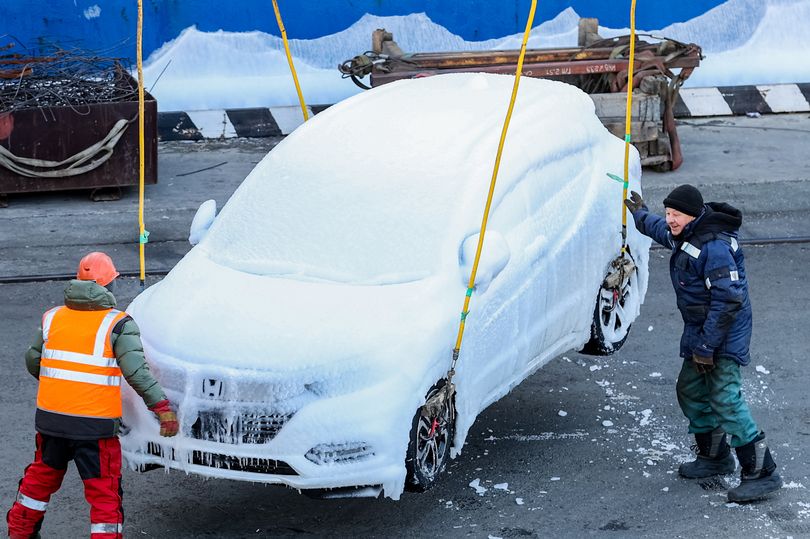 Παγωμένα αυτοκίνητα – Ρωσία: Δεκάδες οχήματα καλύφθηκαν από πέπλο πάγου πάνω σε κατάστρωμα πλοίου