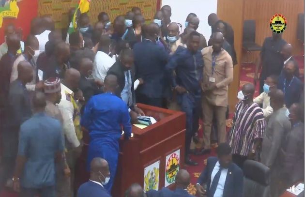 Ξύλο στη Βουλή – Γκάνα: Μπουνιές για έναν αμφιλεγόμενο νόμο