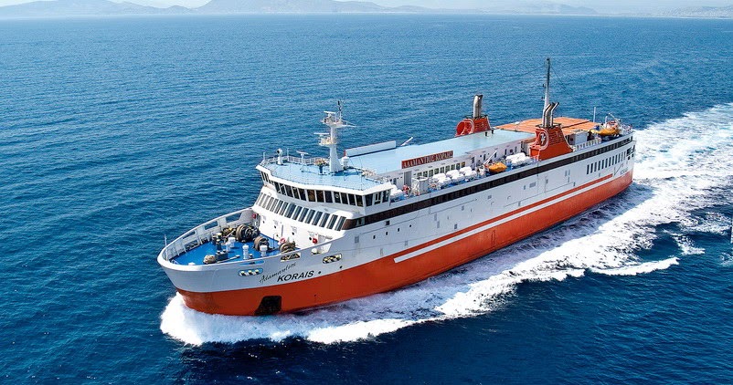Μάχη με τα κύματα: Η συγκλονιστική προσπάθεια του πλοίου Αδαμάντιος Κοραής στη Σίκινο