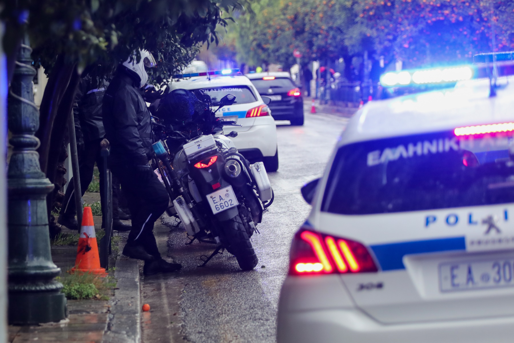 Επίθεση με μολοτόφ σε Τμήμα της Πάτρας – Κινδύνεψε να καεί αστυνομικός