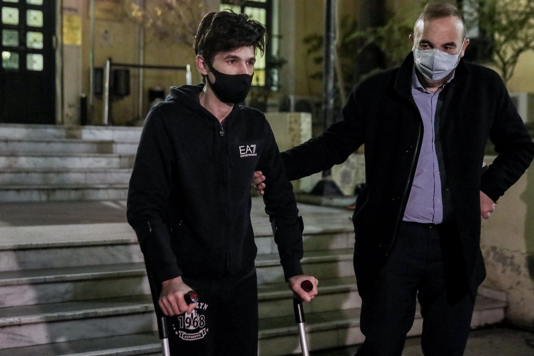 Μένιος Φουρθιώτης σύλληψη: Υποβασταζόμενος με πατερίτσες στην Ευελπίδων